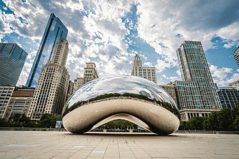 Chicago skyline featuring iconic architecture and Lake Michigan