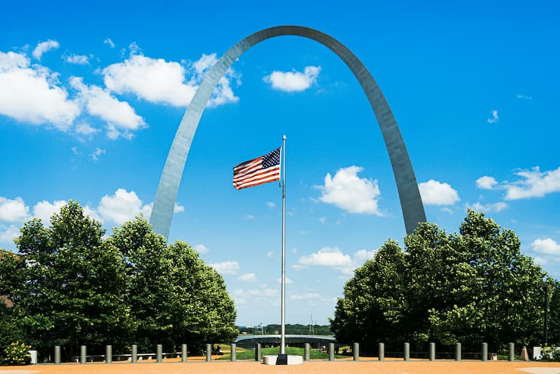 St. Louis skyline featuring the Gateway Arch and Mississippi River